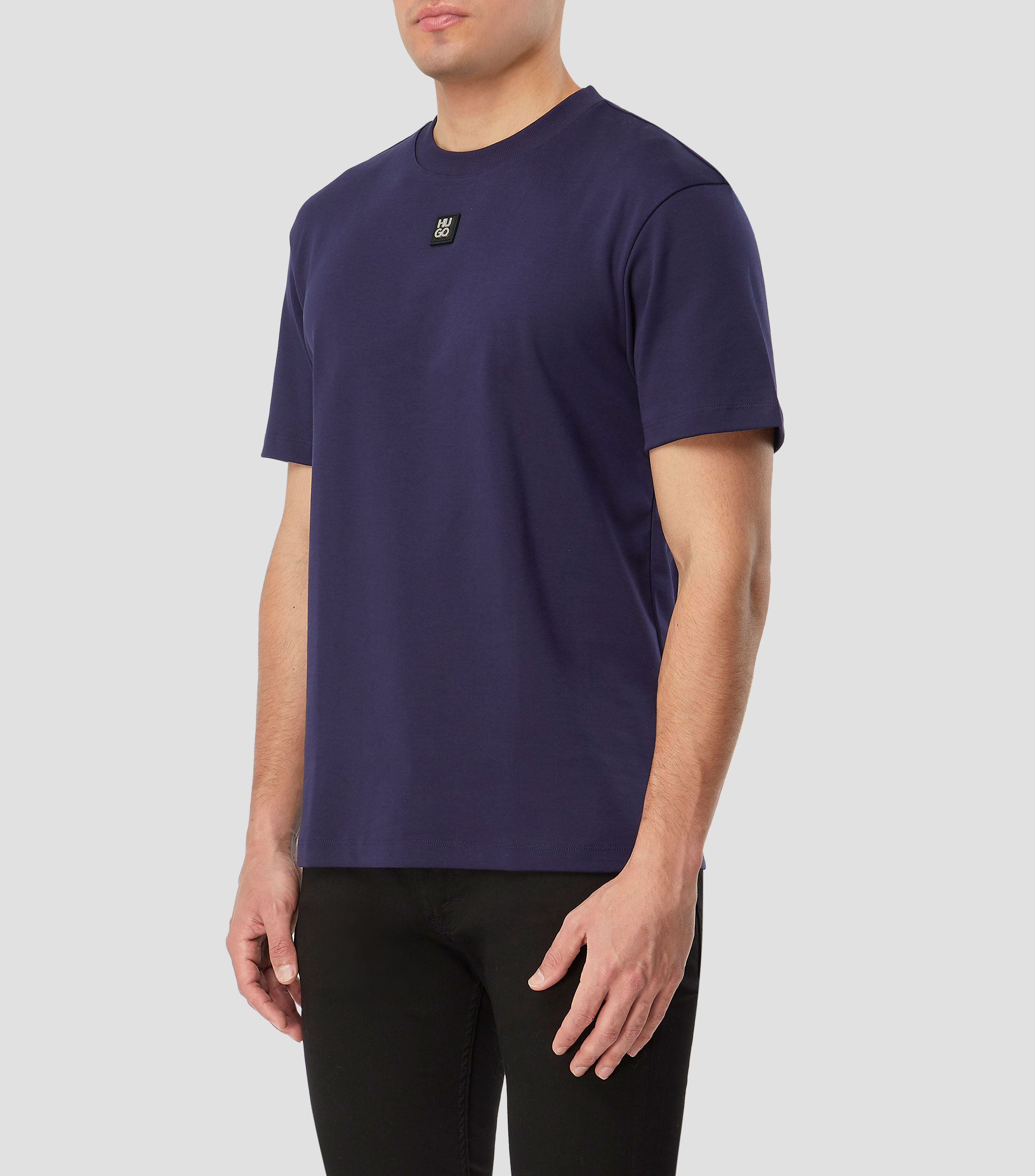 Playera en algodón interlock con insignia metálica con logo apilado Hombre